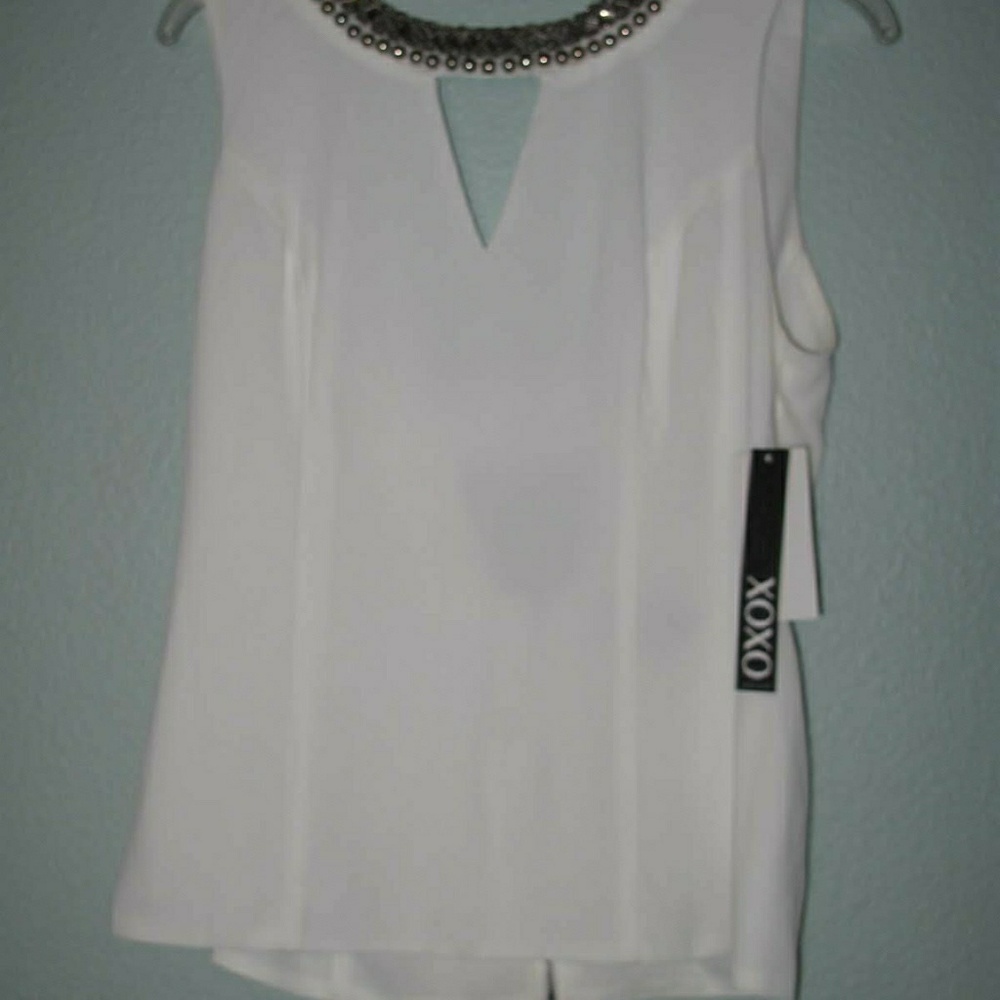 STUNNING ivory sleeveless work top!